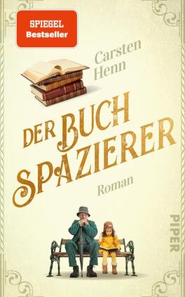 Das Buchcover zeigt eine nostalgische Szenerie mit einem älteren Mann in einem grünen Anzug und einer grauen Melone, der mit nachdenklichem Gesichtsausdruck auf einer Bank sitzt. Neben ihm sitzt ein kleines Mädchen in einem gelben Kleid. Über den Figuren befindet sich ein offenes Buch, das auf einem Stapel weiterer Bücher liegt. Der Titel „DER BUCHSPAZIERER“ ist in großen, geschwungenen Buchstaben in Gold gehalten und zieht die Blicke auf sich, während der Name des Autors „Carsten Henn“ in einer schlichteren Schrift darüber steht. Der Hintergrund ist hell mit verzierten Elementen, die eine charmante Atmosphäre schaffen. Oben links prangt ein rotes „SPIEGEL Bestseller“-Label.