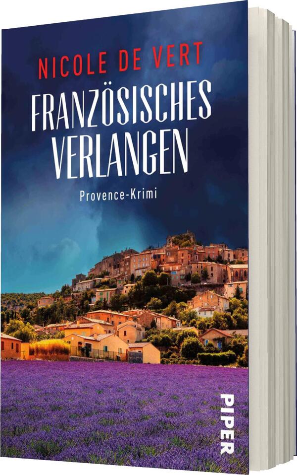 Das Buchcover zeigt eine malerische Landschaft der Provence mit violetten Lavendelfeldern im Vordergrund. Im Hintergrund erhebt sich eine charmante, kleine Stadt mit historischen Gebäuden unter einem dramatischen, bewölkten Himmel. Der Titel „Französisches Verlangen“ ist in großen, weißen Buchstaben platziert, während der Autorname „Nicole de Vert“ darüber in roter Schrift hervorgehoben wird. Darunter steht in kleinerer Schrift „Provence-Krimi“. Die Farbpalette vermittelt eine geheimnisvolle und zugleich einladende Atmosphäre.