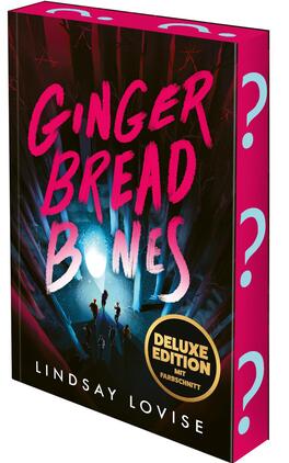 Gingerbread Bones Das Buchcover zeigt einen dunklen, dicht bewaldeten Pfad mit blauem Lichtschein im Hintergrund, davor kleine silhouettenhafte Figuren; Titel „GINGERBREAD BONES“ groß in unregelmäßiger, grellrosa Typografie, Autor „LINDSAY LOVISE“ klein in weiß am unteren Rand; goldener Rundsticker „DELUXE EDITION MIT FARBSCHNITT“ rechts unten; Buchrücken und Schnitt in kräftigem Pink mit großen hellblauen Fragezeichen.