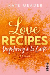 Das Buchcover zeigt einen warmen, rosafarbenen Hintergrund, der mit orangefarbenem Gewürzpulver verziert ist. Im Zentrum steht der Titel „Love RECIPES“ in auffälliger, geschwungener Schrift, wobei „RECIPES“ in großen, fetten Buchstaben hervorgehoben ist. Darunter befindet sich der Untertitel „Verführung à la carte“ in eleganter, geschwungener Schrift. Am unteren Rand ist der Verweis auf den Autor „KATE MEADER“ zu sehen. Der Titel und der Untertitel strahlen eine lebhafte und einladende Atmosphäre aus.