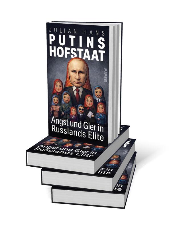Bücherstapel des Buches „Putins Hofstaat“