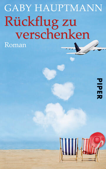 Das Buchcover zeigt einen strahlend blauen Himmel mit einige wolkigen Herzen, über dem ein Flugzeug fliegt. Im Vordergrund sind zwei Liegestühle, einer in Blau und einer in Rot, platziert auf einem sandigen Untergrund. Der Titel „Rückflug zu verschenken“ von Gaby Hauptmann ist in auffälligen weißen Buchstaben geschrieben, während der Zusatz „Roman“ in kleinerer Schrift unter dem Titel erscheint. Oben rechts steht das Verlagslogo „PIPER“ in schwarzer Schrift.