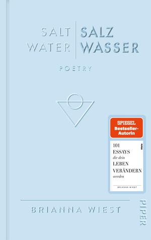 Das Buchcover zeigt einen hellblauen Hintergrund mit dem Titel „SALT WATER / SALZ WASSER“ in eleganter, sanfter Schriftart. Darunter steht das Wort „POETRY“ in kleinerer Schriftgröße. Im unteren Bereich befindet sich der Autorinnennamen „BRIANNA WIEST“. Ein stickerartiger, roter Hinweis in der rechten oberen Ecke verkündet „SPIEGEL Bestseller-Autorin“ sowie den Zusatz „101 ESSAYS die dein LEBEN verändern werden“. Ein minimalistisches, geometrisches Symbol in Form eines Kreises und eines darunterliegenden Dreiecks ergänzt das Design.