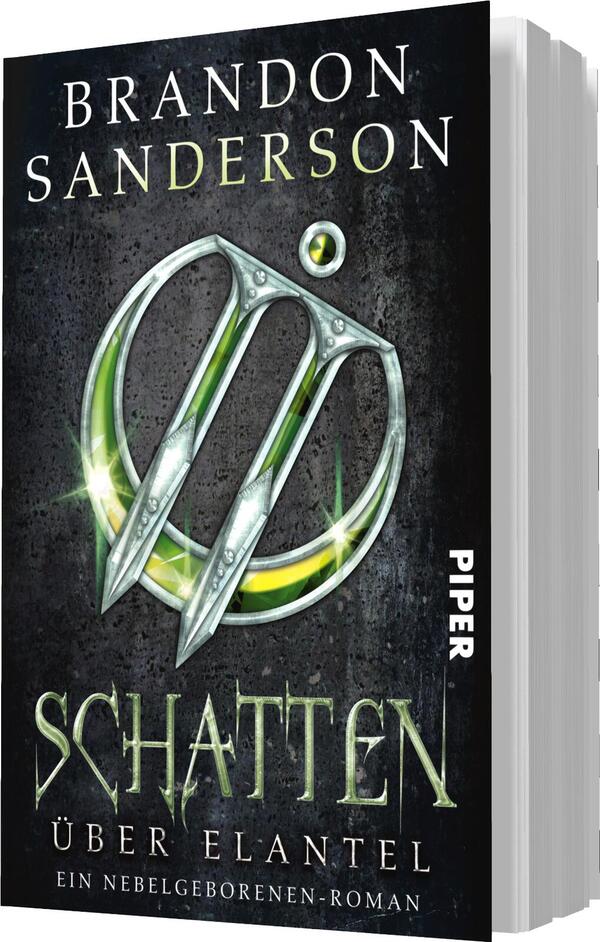 Das Buchcover zeigt einen dunklen, metallisch wirkenden Hintergrund, auf dem ein stilisiertes Symbol mit einem schimmernden, grünen Licht hervorsticht. Im oberen Bereich steht der Name des Autors „Brandon Sanderson“ in weißer Schrift. Der Titel „Schatten über Elantel“ ist in großen, grünen Buchstaben in der Mitte platziert. Das Cover vermittelt eine mystische und spannende Atmosphäre, die auf ein Fantasy-Abenteuer hinweist. Rechts ist der Verlagsname „Piper“ zu sehen.