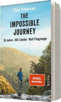 Das Buchcover zeigt einen wandernden Mann in einer bergigen Landschaft unter einem weiten blauen Himmel. Der Hintergrund ist geprägt von grünen Hügeln und einem sonnendurchfluteten Tal. Der Titel „THE IMPOSSIBLE JOURNEY“ ist in großen, schwarzen Buchstaben prominent platziert, während der Autorennamen „Thor Pedersen“ darüber steht. Darunter sind in kleinerer Schrift „10 Jahre · 203 Länder · Null Flugzeuge“ zu lesen. Die Atmosphäre vermittelt Abenteuer und Entdeckungslust.