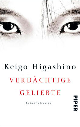 Das Buchcover zeigt die Nahaufnahme von zwei eindringlichen Augen auf einem weißen Hintergrund. Der Titel „Verdächtige Geliebte“ ist in roter Schrift mittig platziert, während der Autorennamen „Keigo Higashino“ in schwarzer Schrift darüber steht. Am unteren Rand befindet sich der Hinweis „Kriminalroman“ in kleinerer Schrift. Die Kombination aus schlichter Farbgestaltung und intensiven Augen vermittelt eine geheimnisvolle und spannungsgeladene Atmosphäre.