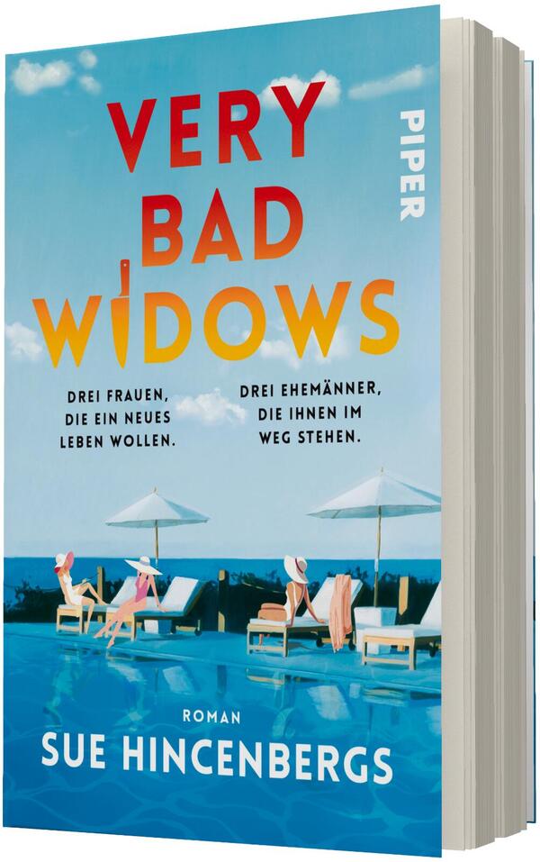 Das Buchcover zeigt eine sonnige Poollandschaft mit Liegestühlen und zwei weißen Sonnenschirmen vor blauem Meer und Himmel; im Vordergrund spiegelt sich das Wasser. Titel „VERY BAD WIDOWS“ groß in verlaufendem Rot-Orange, darunter kleinere schwarze Textzeilen: „Drei Frauen, die ein neues Leben wollen.“ und „Drei Ehemänner, die ihnen im Weg stehen.“ Autorin „Sue Hincenbergs“ unten in Weiß. Verlagstitel „PIPER“ am Buchrücken.