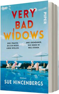 Das Buchcover zeigt eine sonnige Poollandschaft mit Liegestühlen und zwei weißen Sonnenschirmen vor blauem Meer und Himmel; im Vordergrund spiegelt sich das Wasser. Titel „VERY BAD WIDOWS“ groß in verlaufendem Rot-Orange, darunter kleinere schwarze Textzeilen: „Drei Frauen, die ein neues Leben wollen.“ und „Drei Ehemänner, die ihnen im Weg stehen.“ Autorin „Sue Hincenbergs“ unten in Weiß. Verlagstitel „PIPER“ am Buchrücken.