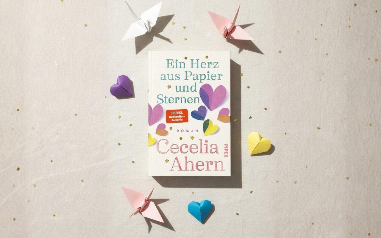 Der neue Roman von Cecelia Ahern umgeben von Origami Figuren