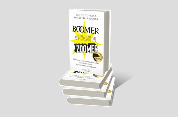 Bücherstapel des Buches „Boomer gegen Zoomer“
