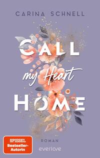 Das Buchcover zeigt einen sanften lilafarbenen Hintergrund, auf dem florale Elemente in verschiedenen Rosa- und Orangetönen angeordnet sind. Die Mitte des Covers wird von dem Titel „CALL my Heart HOME“ dominiert, wobei das Wort „CALL“ in kräftiger, weißer Schrift und die anderen Begriffe in eleganter, handschriftlicher Schriftart gestaltet sind. Am unteren Rand befindet sich der Hinweis „Roman“ und das Verlagslogo „everlove“. Oben steht der Name der Autorin Carina Schnell.
