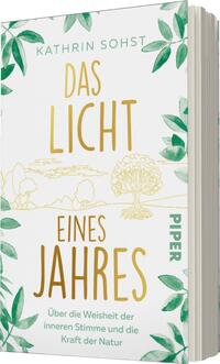 Das Buchcover zeigt auf hellem Hintergrund den Titel „DAS LICHT EINES JAHRES“ in großen, goldenen Buchstaben, die leuchtend und einladend wirken. Der Autorennamen „KATHRIN SOHST“ befindet sich oben, ebenfalls in einer eleganten Schrift. Das Cover ist von zarten grünen Blättern umrahmt, die eine natürliche und harmonische Atmosphäre schaffen. Unter dem Titel steht der Untertitel „Über die Weisheit der inneren Stimme und die Kraft der Natur“ in schlichter Schrift. Das Verlagslogo „PIPER“ ist in einer dezenten Position am unteren Rand platziert.