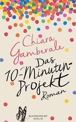 Das Buchcover zeigt einen hellen, beige-farbenen Hintergrund, der mit bunten Punkten in verschiedenen Farben versehen ist, darunter Rot, Gelb, Grün und Blau. Oben befindet sich der Schriftzug „Chiara Gamberale“ in einer verspielten, pinken Schriftart. Darunter steht der Titel „Das 10-Minuten-Projekt“ in einer handschriftlichen, schwarzen Typografie, die dynamisch wirkt. Am unteren Rand ist das Wort „Roman“ in kleinerer Schrift angeordnet. Ein zartes Schmetterlingssymbol ist ebenfalls abgebildet.