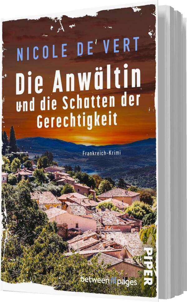 Das Buchcover zeigt eine malerische Landschaft mit einem kleinen Dorf, umgeben von sanften Hügeln und einem farbenfrohen Sonnenuntergang. Die Farben dominieren in warmen Tönen von Orange und Blau. Oben links erscheint der Name der Autorin „Nicole de‘ Vert“ in auffälliger heller Schrift. Der Titel „Die Anwältin und die Schatten der Gerechtigkeit“ steht in großer, weißer Typografie zentral auf dem Cover. Unten ist der Zusatz „Frankreich-Krimi“ in kleinerem Text platziert.