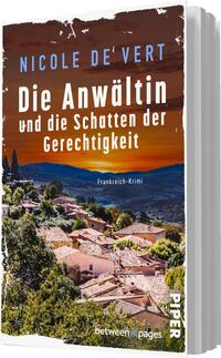 Das Buchcover zeigt eine malerische Landschaft mit einem kleinen Dorf, umgeben von sanften Hügeln und einem farbenfrohen Sonnenuntergang. Die Farben dominieren in warmen Tönen von Orange und Blau. Oben links erscheint der Name der Autorin „Nicole de‘ Vert“ in auffälliger heller Schrift. Der Titel „Die Anwältin und die Schatten der Gerechtigkeit“ steht in großer, weißer Typografie zentral auf dem Cover. Unten ist der Zusatz „Frankreich-Krimi“ in kleinerem Text platziert.