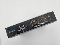 Außenansicht des Buches „In Fire and Rain – Sturmkuss“