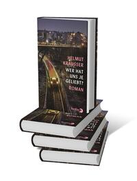 Bücherstapel des Buches „Wer hat uns je geliebt?“