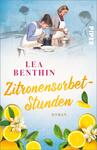 Das Buchcover zeigt eine nostalgische Küchenszene mit zwei Frauen, die zusammen Zubereitungstechniken erlernen. Im Hintergrund sind weiche, pastellfarbene Töne in Blau und Rosa zu sehen. Der Titel „Zitronensorbet-Stunden“ in einer verspielten, gelben Schrift ist prominent platziert, während der Autorinnenname „Lea Benthin“ darüber in eleganter, roter Schrift erscheint. Lebendige, gelbe Zitronen und grüne Blätter rahmen das Cover und vermitteln eine fröhliche, einladende Atmosphäre.