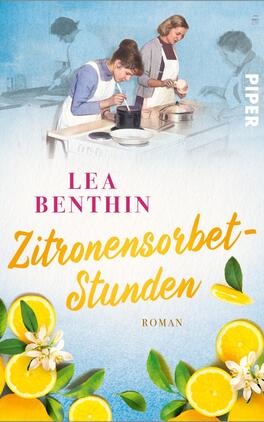 Das Buchcover zeigt eine nostalgische Küchenszene mit zwei Frauen, die zusammen Zubereitungstechniken erlernen. Im Hintergrund sind weiche, pastellfarbene Töne in Blau und Rosa zu sehen. Der Titel „Zitronensorbet-Stunden“ in einer verspielten, gelben Schrift ist prominent platziert, während der Autorinnenname „Lea Benthin“ darüber in eleganter, roter Schrift erscheint. Lebendige, gelbe Zitronen und grüne Blätter rahmen das Cover und vermitteln eine fröhliche, einladende Atmosphäre.