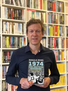 Ronald Reng mit seinem Buch „1947“