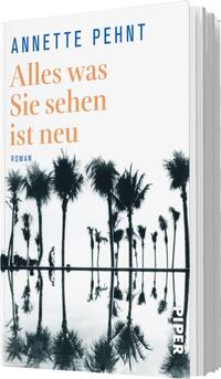 Das Buchcover zeigt eine stilisierte Silhouette von Palmen, die sich spiegelnd in einem Gewässer abzeichnen. Der Hintergrund hält sich an sanfte, helle Farbtöne, während die Palmen und der Schriftzug in dunkleren Kontrasten hervortreten. Der Titel „Alles was Sie sehen ist neu“ steht in großer, orangefarbener Schrift, ergänzt durch den Namen der Autorin „ANNETTE PEHNT“ in blauer Schrift. Darunter befindet sich das Wort „Roman“ in kleinerer, schwarzer Schrift.
