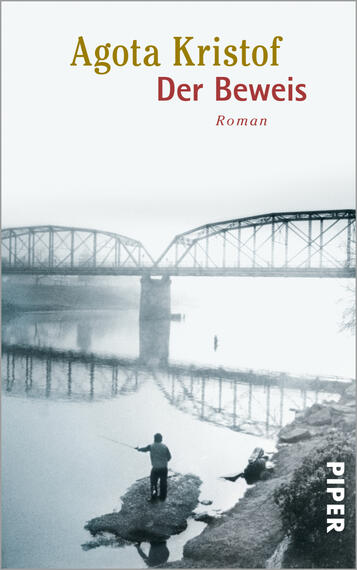 Das Buchcover zeigt eine düstere Schwarz-Weiß-Darstellung einer Brücke über einen stillen Fluss, mit einem Angler auf einem Felsen im Vordergrund. Der Himmel ist leicht bewölkt, was eine melancholische Stimmung erzeugt. Der Titel „Der Beweis“ von Agota Kristof ist in großer, roter Schrift oben platziert, während der Zusatz „Roman“ in kleinerer Schrift darunter steht. Der Verlag wird dezent in der unteren rechten Ecke angezeigt.