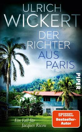 Der Richter aus Paris Das Buchcover zeigt einen tropischen Landschaftshintergrund mit üppigen Palmen und sanften Hügeln. Im Vordergrund steht ein hellblaues, rustikales Haus. Der Titel „DER RICHTER AUS PARIS“ ist in großer, weißer Schrift platziert, während der Autor „Ulrich Wickert“ in kleinerer, blauer Schrift darüber steht. Das Cover vermittelt eine geheimnisvolle und spannende Atmosphäre. In der unteren rechten Ecke befindet sich ein rotes Label mit der Aufschrift „SPIEGEL Bestseller-Autor“ und das Verlagslogo „PIPER“.