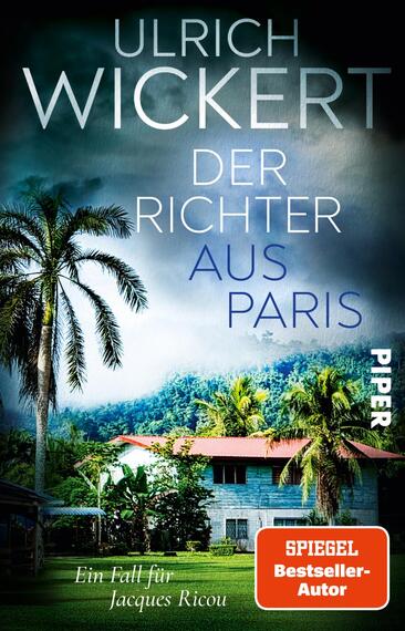 Das Buchcover zeigt einen tropischen Landschaftshintergrund mit üppigen Palmen und sanften Hügeln. Im Vordergrund steht ein hellblaues, rustikales Haus. Der Titel „DER RICHTER AUS PARIS“ ist in großer, weißer Schrift platziert, während der Autor „Ulrich Wickert“ in kleinerer, blauer Schrift darüber steht. Das Cover vermittelt eine geheimnisvolle und spannende Atmosphäre. In der unteren rechten Ecke befindet sich ein rotes Label mit der Aufschrift „SPIEGEL Bestseller-Autor“ und das Verlagslogo „PIPER“.