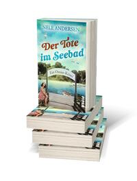 Bücherstapel des Buches „Der Tote im Seebad“