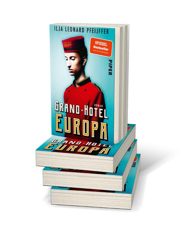 Bücherstapel des Buches „Grand Hotel Europa“