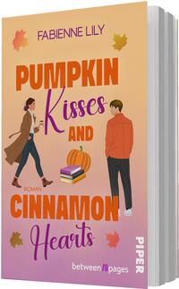 Das Buchcover zeigt einen warmen, herbstlichen Verlauf von Pfirsich zu Rosé; oben steht der Autorname Fabienne Lily in violetter Schrift. Großflächige, orangefette Versalien „PUMPKIN“ und „CINNAMON“, dazwischen violette, handschriftliche Worte „Kisses“ und „Hearts“ sowie ein orangefarbiges „AND“. Illustration: ein Kürbis auf Bücherstapel, links eine Frau mit Mantel und Kaffee, rechts ein Mann im orangen Mantel, verstreute Herbstblätter, romantisch-gemütliche Atmosphäre.