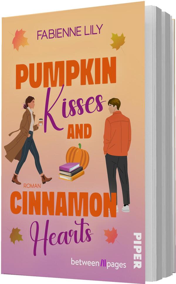 Das Buchcover zeigt einen warmen, herbstlichen Verlauf von Pfirsich zu Rosé; oben steht der Autorname Fabienne Lily in violetter Schrift. Großflächige, orangefette Versalien „PUMPKIN“ und „CINNAMON“, dazwischen violette, handschriftliche Worte „Kisses“ und „Hearts“ sowie ein orangefarbiges „AND“. Illustration: ein Kürbis auf Bücherstapel, links eine Frau mit Mantel und Kaffee, rechts ein Mann im orangen Mantel, verstreute Herbstblätter, romantisch-gemütliche Atmosphäre.