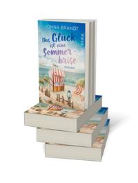 Bücherstapel des Buches „Das Glück ist eine Sommerbrise“