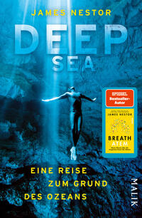 Das Buchcover zeigt eine in blaues Licht getauchte Unterwasseraufnahme mit einer aufwärts schwimmenden Person im Zentrum, Lichtstrahlen fallen von oben. Großes, hellblaues Titelmotiv „DEEP SEA“; darüber in Gelb der Autorname „JAMES NESTOR“. Unten gelber Untertitel „EINE REISE ZUM GRUND DES OZEANS“. Rechts aufgeklebter orange-gelber Hinweisbutton „SPIEGEL-Bestseller-Autor“ mit kleinem Buchabbild und dem Text „BREATH ATEM“. Atmosphäre: geheimnisvoll, tiefenmeerlich.