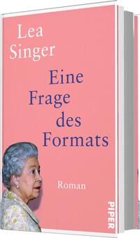 Das Buchcover zeigt einen einfarbigen rosafarbenen Hintergrund. In der oberen linken Ecke steht der Schriftzug „Lea Singer“ in blauer Schrift, gefolgt vom Titel „Eine Frage des Formats“, ebenfalls in blauer, auffälliger Schrift, die mittig und groß platziert ist. Unter dem Titel findet sich der Hinweis „Roman“ in kleinerer Schrift. Am unteren Rand ist eine Abbildung einer älteren Frau mit grauen, lockigen Haaren zu sehen, die nachdenklich in die Ferne blickt.