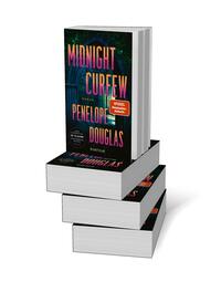 Bücherstapel des Buches „Midnight Curfew“
