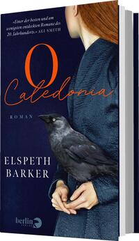 Das Buchcover zeigt eine Frau mit langen, rotbraunen Haaren, die einen dunkelblauen Mantel trägt. Auf ihrem Arm sitzt ein schwarzer Rabe. Der Titel „O Caledonia“ ist in auffälligen, orangefarbenen Buchstaben oben links platziert, während der Untertitel „Roman“ in einer klassischen Schrift darunter steht. Der Name der Autorin, Elspeth Barker, befindet sich am unteren Rand des Covers in weißer Schrift. Das Cover strahlt eine mysteriöse und literarische Atmosphäre aus.