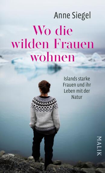 Das Buchcover zeigt eine Frau, die von hinten auf eine eisige Landschaft blickt. Sie trägt einen grauen Pullover mit einem traditionellen, schwarzen und weißen Muster. Der Hintergrund ist in sanften Graublau- und Weißtönen gehalten, die die eisigen Formationen und das Wasser darstellen. Der Titel „Wo die wilden Frauen wohnen“ ist in großen, pinkfarbenen Buchstaben oben auf dem Cover platziert, während der Untertitel „Islands starke Frauen und ihr Leben mit der Natur“ in schlichterer, grauer Schrift darunter steht.