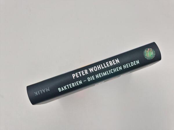 Außenansicht des Buches „Bakterien – die heimlichen Helden“