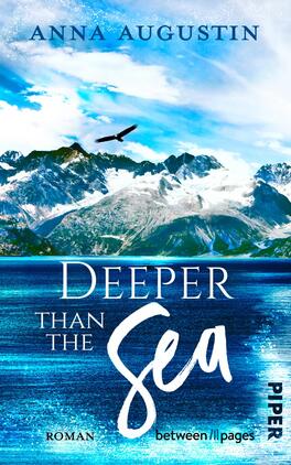 Das Buchcover zeigt eine beeindruckende Landschaft mit schneebedeckten Bergen und einem strahlend blauen Himmel, in dem ein Vogel fliegt. Der Vordergrund besteht aus einer tiefblauen, glimmernden Wasserfläche. Der Titel „Deeper than the Sea“ ist in großer, weißer Schrift gestaltet, wobei „Deeper“ besonders hervorgehoben ist. Darunter steht in kleinerer Schrift „ROMAN“. Der Name der Autorin, Anna Augustin, prangt am oberen Rand in eleganter Schriftart.