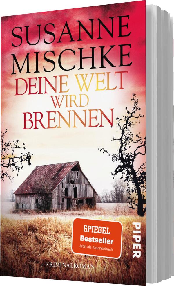 Das Buchcover zeigt eine düstere, stimmungsvolle Landschaft mit einem verlassenen, in Verfall geratenen Holzhaus im Vordergrund. Der Himmel ist in warmen Rot- und Orangetönen gehalten, was eine dramatische Atmosphäre schafft. In großen, auffälligen Buchstaben steht der Titel „DEINE WELT WIRD BRENNEN“ über dem Cover, ergänzt durch den Autorennamen „SUSANNE MISCHKE“ in etwas kleinerer Schrift. Ein blauer Button mit dem Text „SPIEGEL Bestseller“ hebt sich deutlich ab und signalisiert den Erfolg des Buches. Das Cover gehört zur Reihe Piper mit der Bezeichnung „Kriminalroman“.