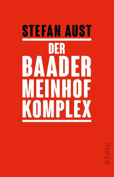 Das Buchcover zeigt einen einfarbigen, leuchtend roten Hintergrund. Oben steht in schwarzer Schrift der Name des Autors „Stefan Aust“. Der Titel „DER BAADER MEINHOF KOMPLEX“ ist zentral platziert und in großen, markanten weißen Buchstaben gesetzt, was dem Cover eine kraftvolle Ausstrahlung verleiht. Die Typografie ist schlicht und modern, unterhalb des Titels befinden sich zwei feine, schwarze Linien. Unten rechts ist das Wort „PIPER“ in kleinerer Schrift sichtbar.