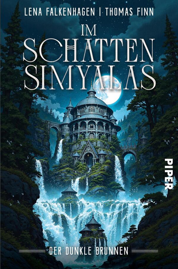 Das Buchcover zeigt eine geheimnisvolle, fantasievolle Landschaft mit einem imposanten, türmenden Gebäude im Zentrum. Der Himmel ist dunkelblau mit einer großen, leuchtenden Mondscheibe, die die Szene beleuchtet. Wasserfälle stürzen von einer grünen Klippe und münden in einen tiefen Teich. Der Titel „IM SCHATTEN SIMYALAS“ ist in eleganter, silberner Schrift oben platziert, während der Untertitel „DER DUNKLE BRUNNEN“ in kleineren Buchstaben darunter steht. Die Autoren Lena Falkenhagen und Thomas Finn sind ebenfalls aufgeführt.
