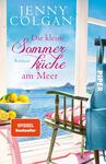 Das Buchcover zeigt eine helle und einladende Küchenszene am Meer. Im Hintergrund ist ein strahlend blauer Himmel und das Wasser sichtbar. Ein Tisch mit einer Schüssel voller Zitronen und einer weiteren mit blauen Blüten steht im Vordergrund. Auf einer hellen Sitzgelegenheit liegt eine karierte Schürze. Der Titel „Die kleine Sommerküche am Meer“ ist in eleganter, roter Schrift platziert, während der Autorenname „Jenny Colgan“ in größerer, weißer Schrift darüber steht. Ein rotes Label mit dem Text „SPIEGEL Bestseller“ ist unten links platziert.