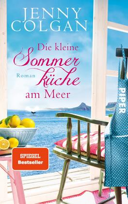 Die kleine Sommerküche am Meer Das Buchcover zeigt eine helle und einladende Küchenszene am Meer. Im Hintergrund ist ein strahlend blauer Himmel und das Wasser sichtbar. Ein Tisch mit einer Schüssel voller Zitronen und einer weiteren mit blauen Blüten steht im Vordergrund. Auf einer hellen Sitzgelegenheit liegt eine karierte Schürze. Der Titel „Die kleine Sommerküche am Meer“ ist in eleganter, roter Schrift platziert, während der Autorenname „Jenny Colgan“ in größerer, weißer Schrift darüber steht. Ein rotes Label mit dem Text „SPIEGEL Bestseller“ ist unten links platziert.