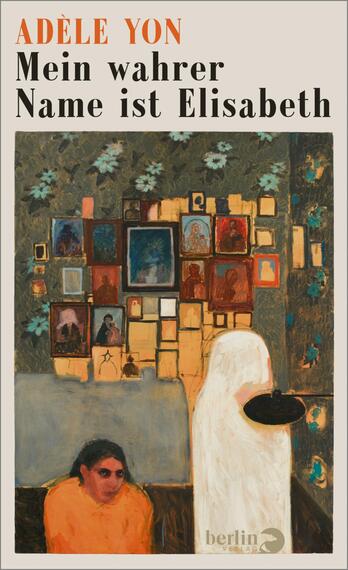 Das Buchcover zeigt ein großformatiges, pastos gemaltes Bild vor cremefarbenem Hintergrund. Oberhalb in orange Großbuchstaben steht der Name Adèle Yon, darunter der Titel „Mein wahrer Name ist Elisabeth“ in schwarzer Serifenschrift. Das Motiv zeigt eine Wand mit vielen kleinen, warmtonigen Bildrahmen, vorne links eine sitzende Frau in Orange, rechts eine groß weiß gekleidete Gestalt mit dunklem runden Objekt. Atmosphäre düster-melancholisch, intim.