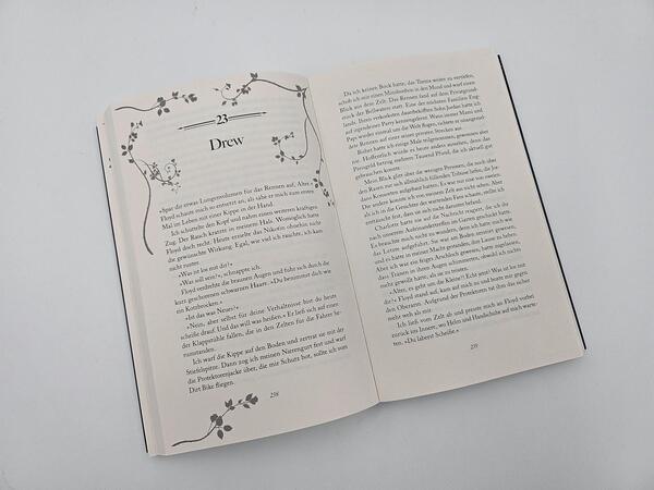 Innenansicht des Buches „Rosefield Academy of Arts – The Promises We Make“