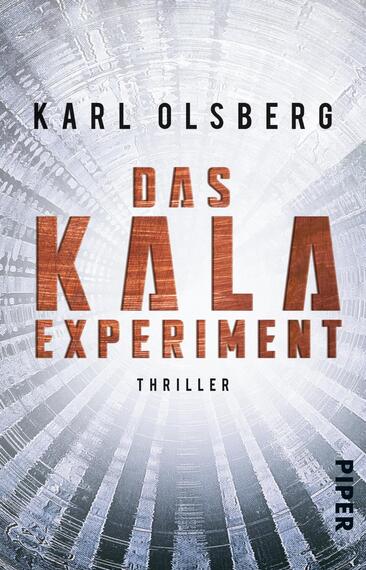 Das Buchcover zeigt einen dynamischen, kreisförmigen Hintergrund in verschiedenen Grautönen, der an eine digitale Struktur erinnert. In der Mitte steht der Titel „DAS KALA EXPERIMENT“ in großen, orangefarbenen Buchstaben, die sich kraftvoll vom Hintergrund abheben. Darunter ist das Wort „THRILLER“ in schlichter, schwarzer Schrift platziert. Oberhalb des Titels befindet sich der Autorennamen „KARL OLSBERG“ in schwarzer, klarer Typografie. Die gesamte Gestaltung vermittelt ein Gefühl von Spannung und Modernität.