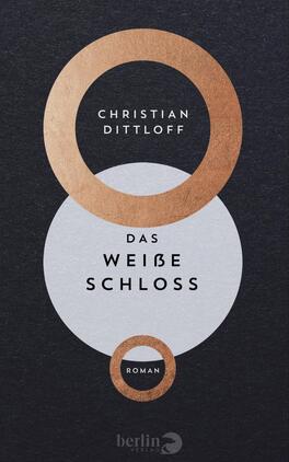 Das Buchcover zeigt einen dunklen Hintergrund, der einen starken Kontrast zu den geometrischen Elementen bildet. Im oberen Bereich steht der Name des Autors „Christian Dittloff“ in einer eleganten, weißen Schrift. Darunter befindet sich der Titel „DAS WEIßE SCHLOSS“, ebenfalls in einer markanten, schwarzen Schrift. Die Titelgestaltung wird durch eine große graue Ellipse und eine darüberliegende kupferfarbene Kreisanordnung ergänzt, die eine moderne, minimalistische Atmosphäre vermitteln. Das Wort „Roman“ ist klein und dezent am unteren Rand platziert.