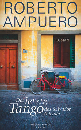 Das Buchcover zeigt eine charmante, gelbe Wand mit einer rustikalen Holztür und einem Fenster mit grünen Jalousien. Vor der Wand steht ein rotes Fahrrad, das auf dem grauen Pflasterboden parkt. Der Titel „Der letzte Tango des Salvador Allende“ ist in großen, auffälligen Buchstaben in Schwarz und Weiß über dem Fahrrad platziert. Darüber steht der Name des Autors, „Roberto Ampuero“, ebenfalls in großen, schwarzen Buchstaben. Oben rechts ist das Wort „ROMAN“ in kleinerer Schrift abgedruckt.